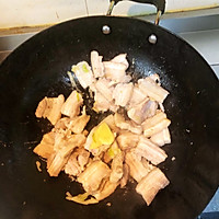 酸菜猪肉炖粉条的做法图解3
