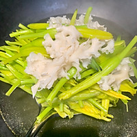 黄花菜绣球菌煮珍珠斑的做法图解3