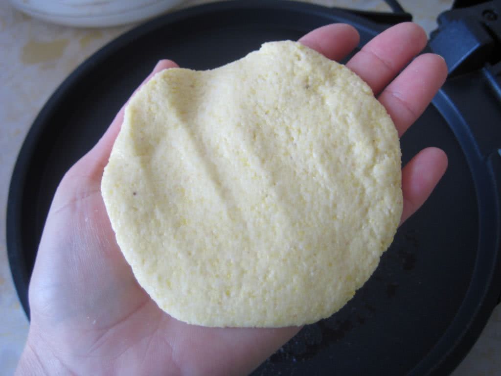 玉米饼子的做法_【图解】玉米饼子怎么做如何做好吃_玉米饼子家常做法大全_绿萝花世界_豆果美食