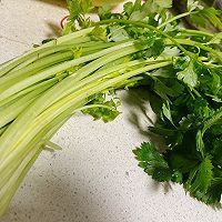 #减一点更好#芹菜炒鱿鱼须的做法图解1
