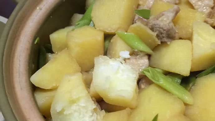 三层肉炖土豆