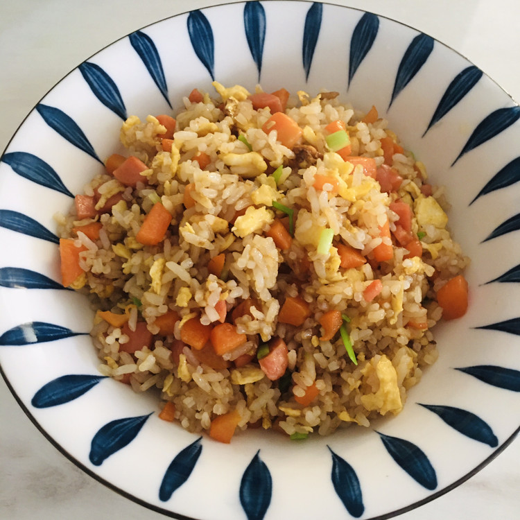 鸡蛋火腿胡萝卜炒饭的做法