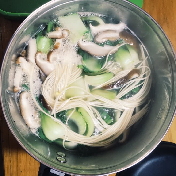 香菇青菜蛋面（宿舍简易版）的做法图解5
