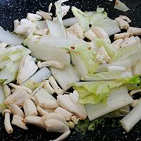 菌菇白菜焖鱼丸的做法图解2