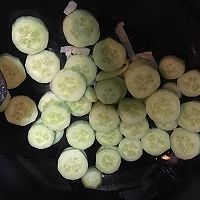 黄瓜虾仁的做法图解1