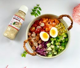 鸡蛋蔬菜沙拉，搭配灵魂酱汁，颜值高有营养的做法
