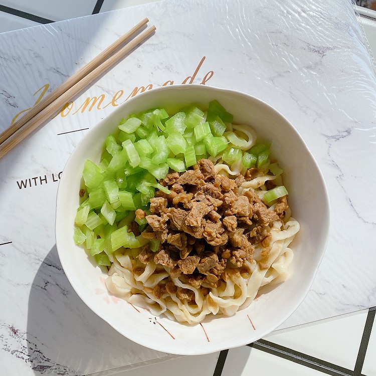 低油低脂蒜香牛肉酱面的做法