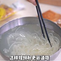 炸蛋虾仁火腿肠炒螺蛳粉的做法图解2