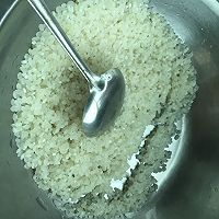 美味皮蛋瘦肉粥的做法图解1