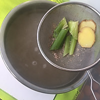 排骨炖土豆贴卷子的做法图解2