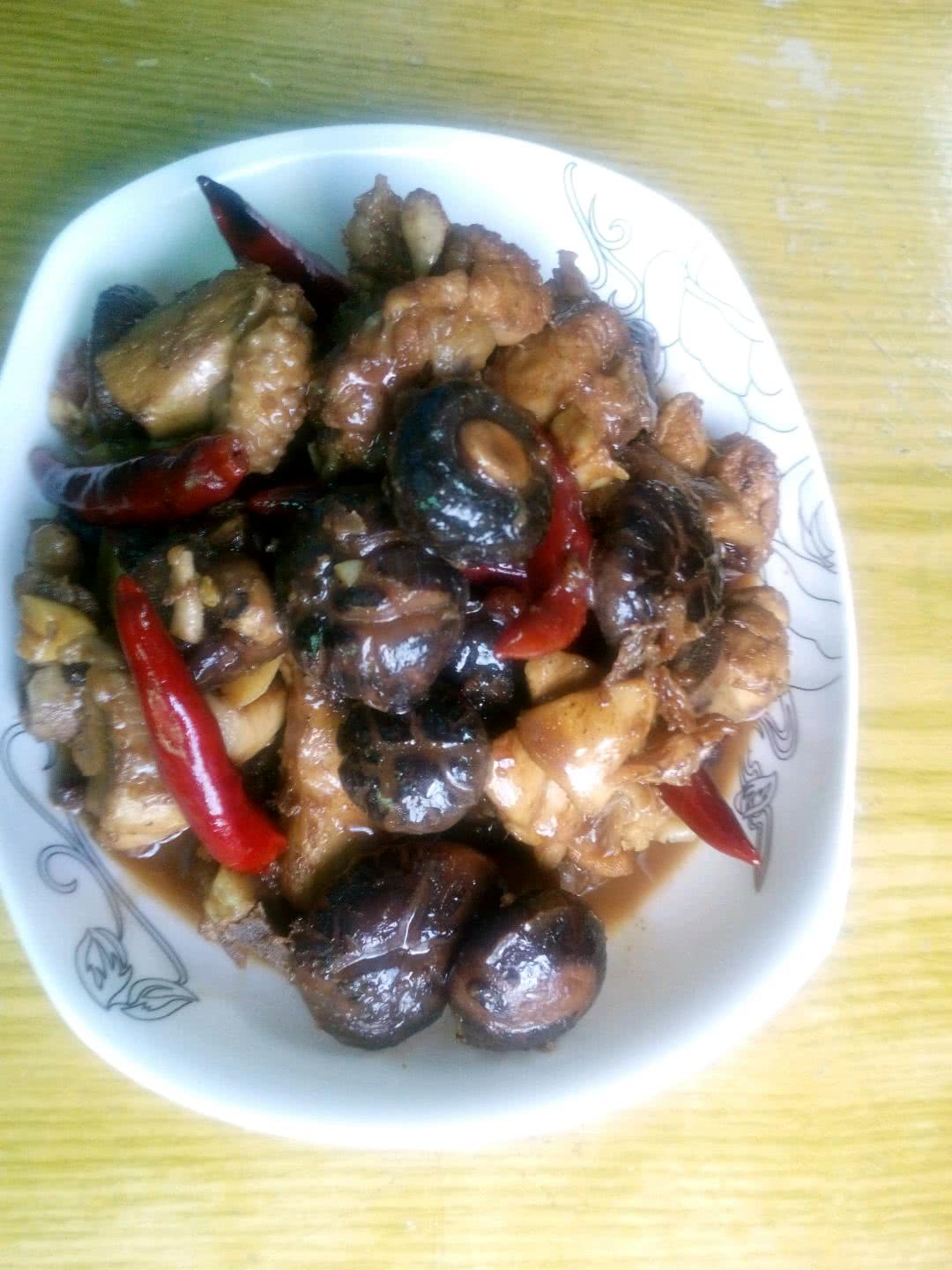 Braised chicken with mushrooms