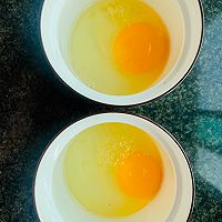 补发今日早餐之  元气满满版鲜奶蒸蛋的做法图解2