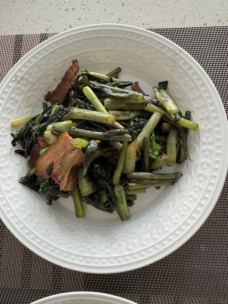 腊肉炒红菜苔的做法