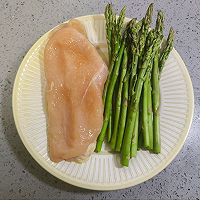 #滴滴鲜香 味道美极#芦笋鸡肉卷的做法图解1