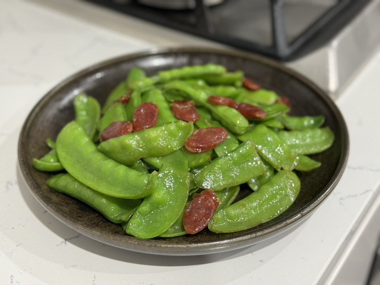 快手家常菜之广式腊肠炒荷兰豆的做法