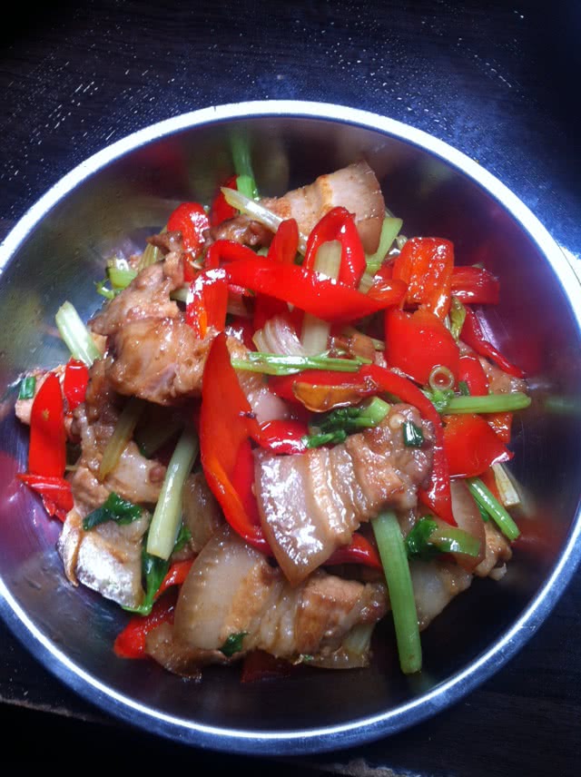 五花肉炒芹菜的做法