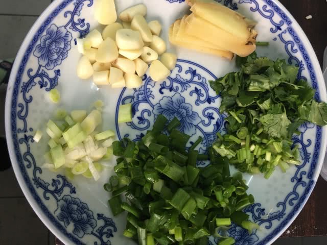鲫鱼萝卜豆腐汤的做法图解2