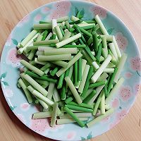 蒜苔木耳炒鸡蛋的做法图解1