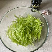 凉拌莴笋的做法图解2