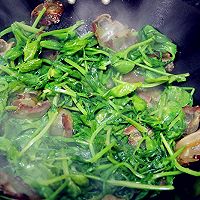 豌豆尖炒酱肉的做法图解3
