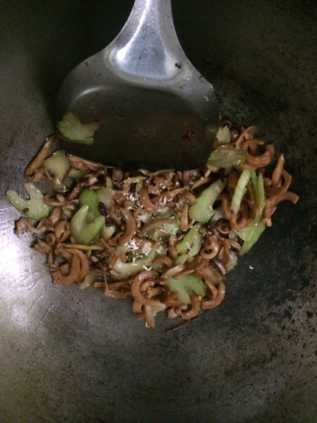 鱿鱼干炒芹菜的做法图解9