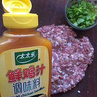 猪肉芹菜饺子（元宝馄饨包法）的做法图解1