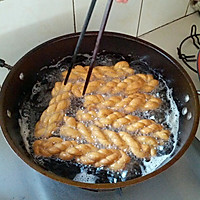 初二回娘家:老妈的炸麻花的做法图解8