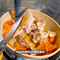 带饭：炒胡萝卜鸡腿肉+蒜粒茼蒿+小米蒸饭的做法图解7
