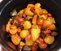铸铁锅土豆炖牛肉的做法