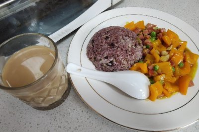 咖喱火腿豌豆烩彩椒饭