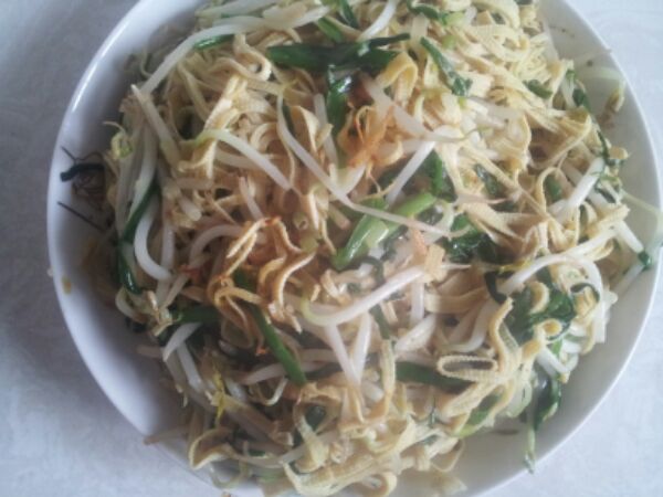 Stir fried leek with bean sprouts and shredded tofu