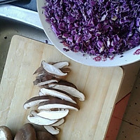 紫甘蓝香菇饺子的做法图解1