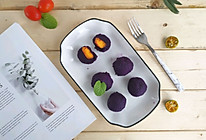 #做道懒人菜，轻松享假期#芒果紫薯球的做法