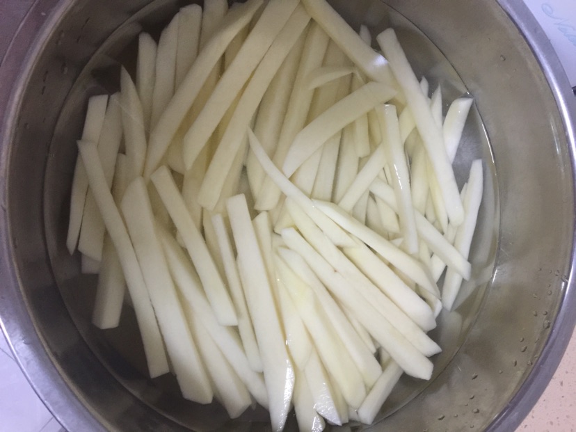 炸薯条的做法图解1