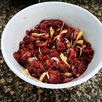 丝瓜炒牛肉的做法图解2
