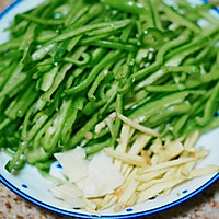 川菜馆里老师傅的青椒肉丝的做法图解1