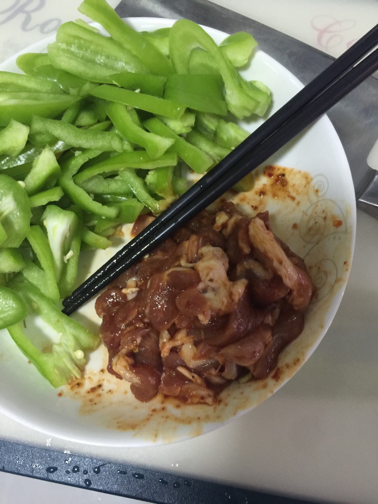烧烤肉炒青椒的做法图解2