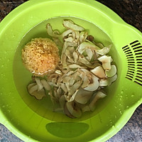 海底椰玉竹银耳鲜鸡汤的做法图解2