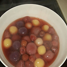 彩色草莓汤汤圆