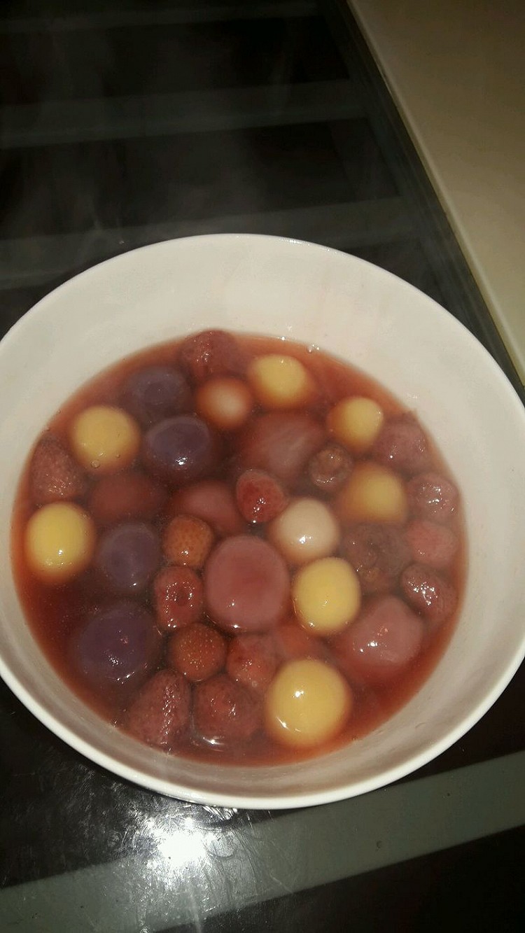 彩色草莓汤汤圆的做法