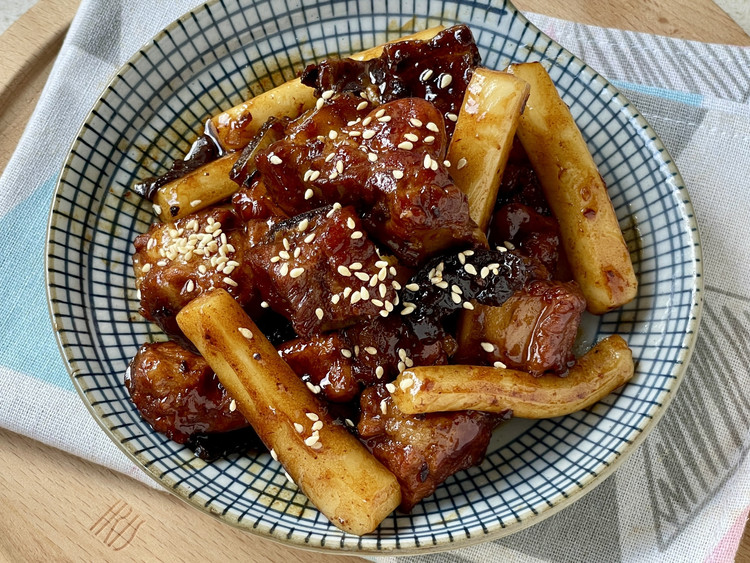 山楂酸甜年糕炖排骨的做法