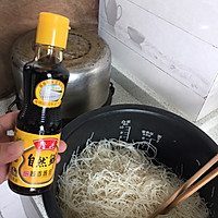 包菜炒米线的做法图解3