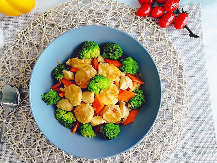 日本豆腐胡萝卜焖鸡胸肉的做法