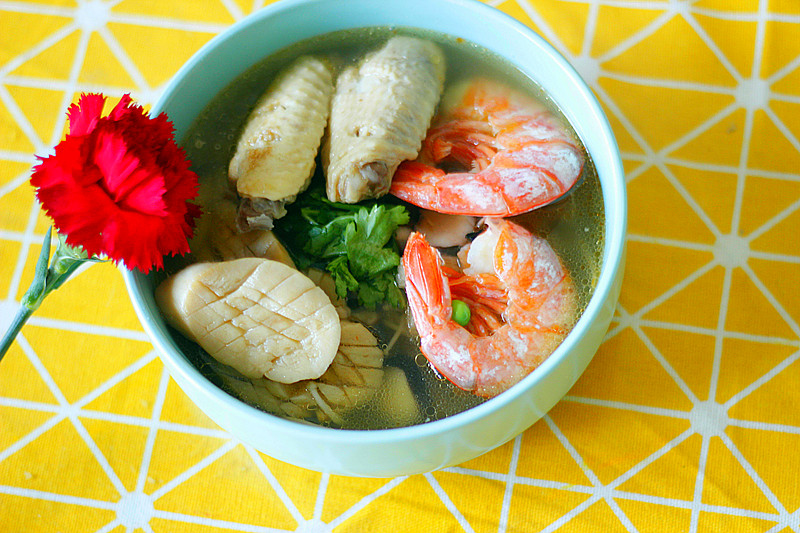 Stewed soup with mushroom and chicken wings