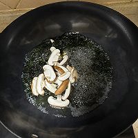 简易晚上刷脂餐（紫菜虾皮香菜香菇豆腐汤）的做法图解3