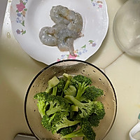 爽口好吃的西兰花炒青虾的做法图解1