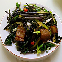 一顿简餐的仪式感——红菜苔炒腊肉的做法图解4