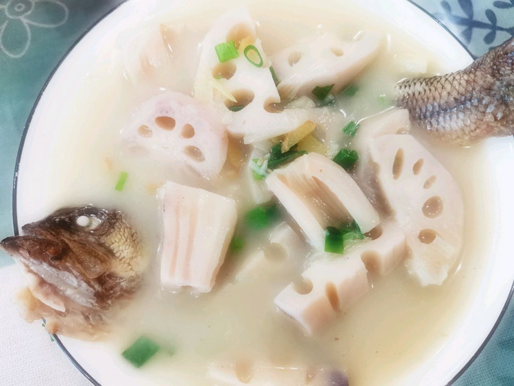 奶白的莲藕鲈鱼汤的做法