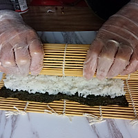 美味营养【照烧鸡牛油果奶油奶酪寿司卷】 附：包完美寿司卷手法的做法图解11