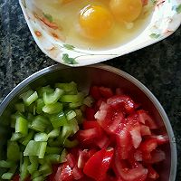 西红柿青椒炒蛋的做法图解1